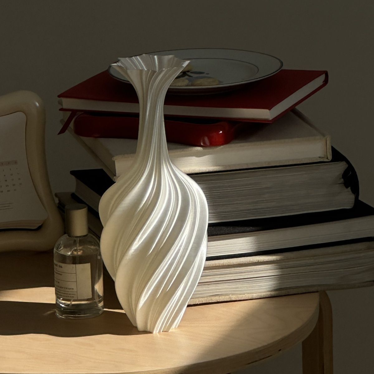Artistic Abstract Twisted Vase - Retro Flower Design