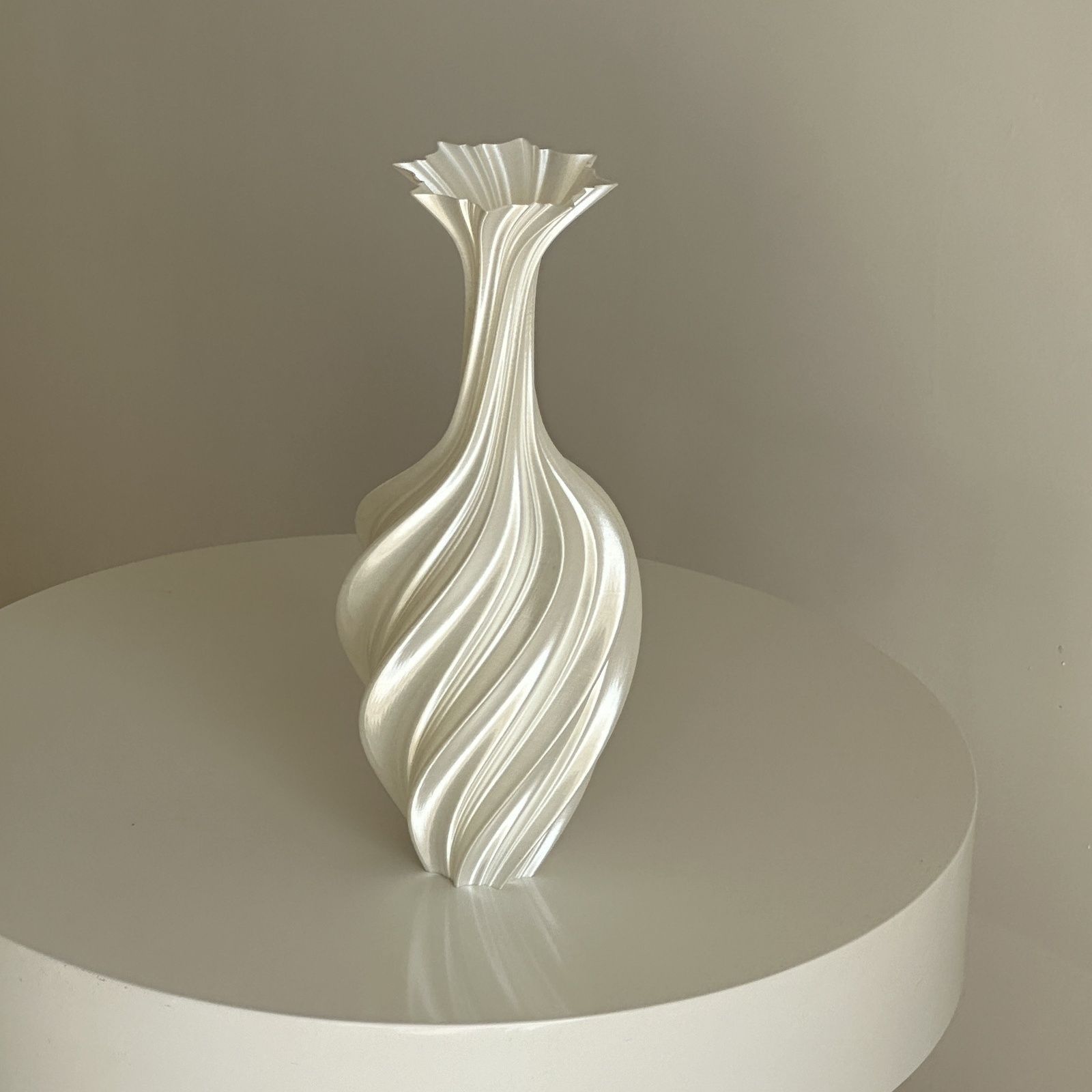 Artistic Abstract Twisted Vase - Retro Flower Design