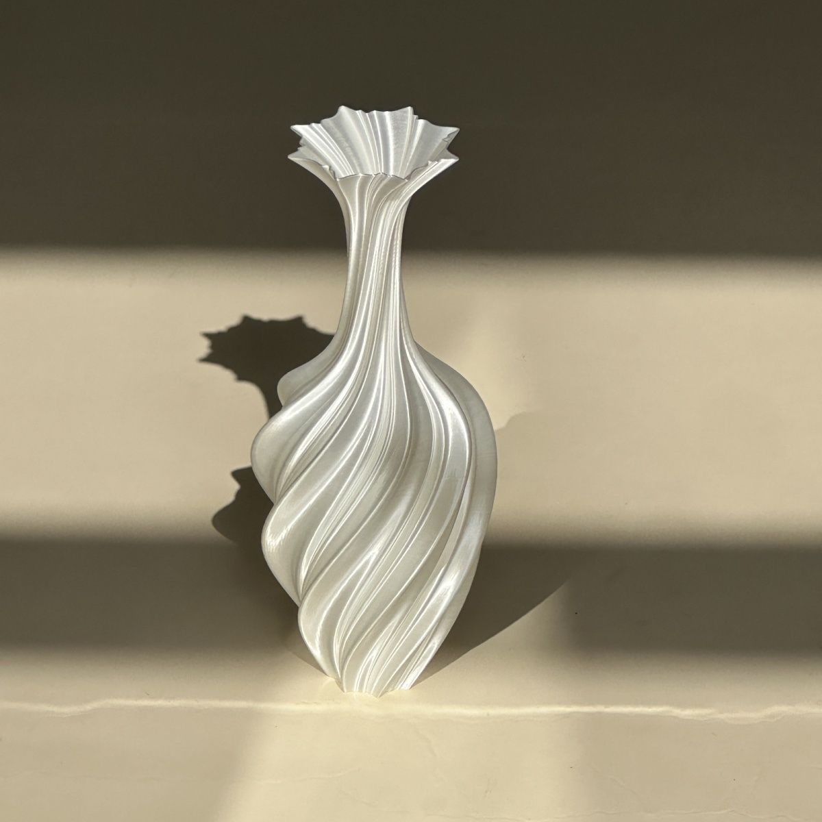 Artistic Abstract Twisted Vase - Retro Flower Design
