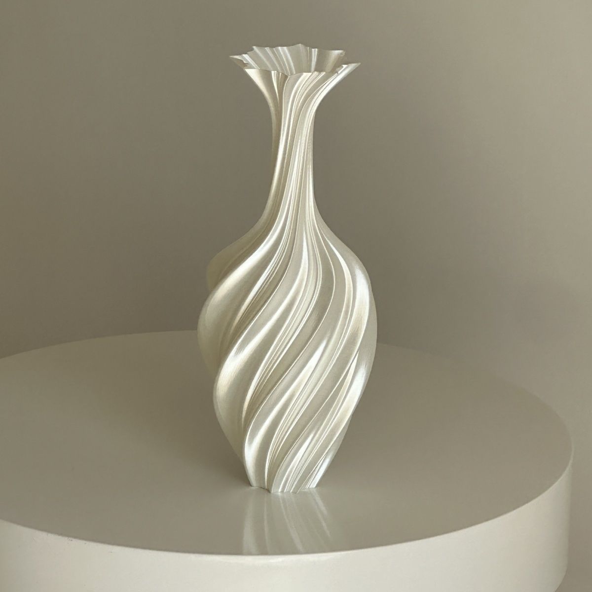 Artistic Abstract Twisted Vase - Retro Flower Design